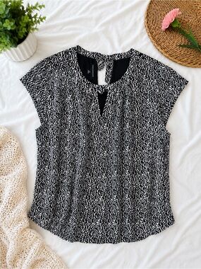 🖤🤍Fortune + Ivy Black White Abstract Print Keyhole Blouse Medium🖤🤍